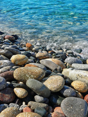 Meeresstrand mit bunten Steinen