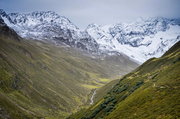 Fototapeta premium Berge im Sellrain im Herbst, leicht schneebedeckt