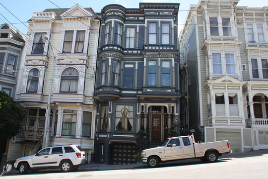 Rue en pente à San Francisco, USA