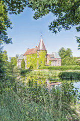 Fototapeta premium Ortofta Slott through the trees
