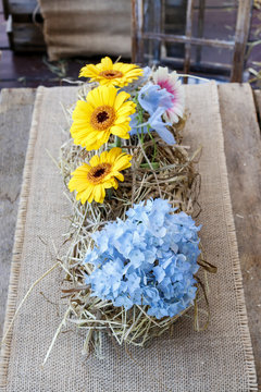 Table decoration with hay and flowers