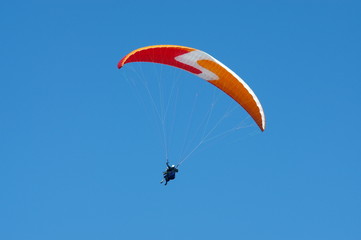 parapente dans le ciel alpin