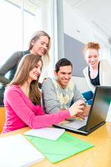 Fototapeta premium Universität Studenten lernen bei einem Projekt in Teamarbeit und benutzen einen Laptop