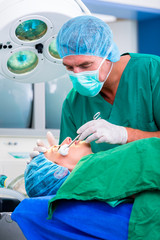 Chirurg bei Operation in OP-Saal