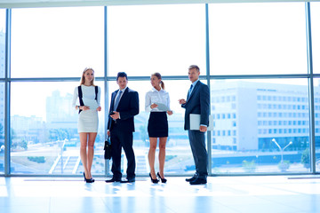 Obraz premium Smiling successful business team standing in office