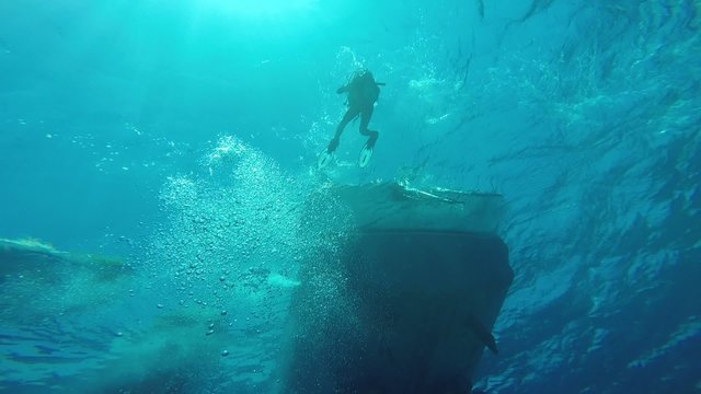 Taucher springen vom Boot ins Wasser