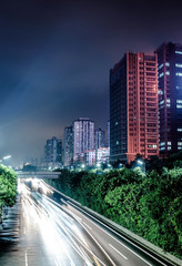 befahrene, mehrspurige Straße in Guangzhou bei Nacht