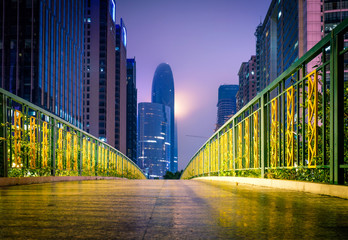 Fototapeta na wymiar Blick von einer Fußgängerbrücke auf die Skyline des Finanzdistrikts von Guangzhou bei Nacht