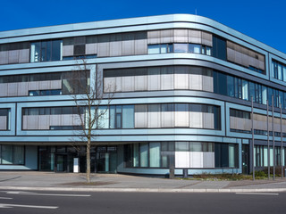 Fototapeta na wymiar Modernes Bürogebäude in Deutschland