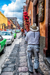 Scène de rue avec le vendeur de pomme de sucrerie à San Miguel de Allende, Mexique
