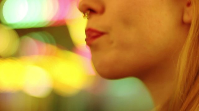 Junge Frau mit Zuckerwatte auf dem Jahrmarkt