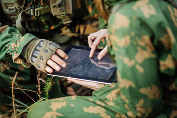 commander paves the route on an electronic tablet