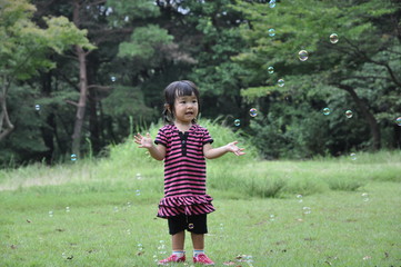 少女　シャボン玉　少年　子ども