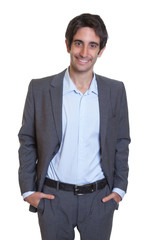 Sympathischer Geschäftsmann im grauen Anzug