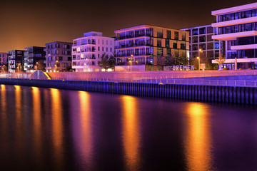 Fototapeta premium Bremen Hansestadt Hafen bei Nacht Skyline Panorama Deutschland