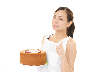 ケーキを持つ笑顔の女性