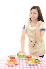 料理を楽しむ笑顔の女性