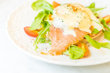 Poached eggs with salmon and rocket salad