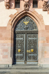 Fototapeta na wymiar detail of old wooden door of townhall in Frankfurt