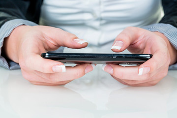 Auf Mobil Telefon wird SMS geschrieben