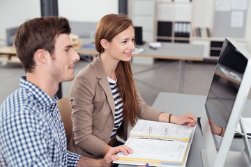 junges team schaut gemeinsam auf computer