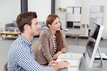 kollegen unterhalten sich im büro