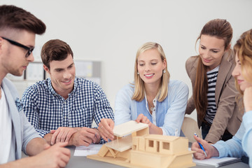 team im architektur-büro plant einen neubau