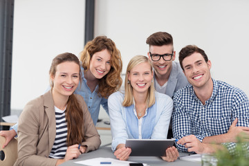 motiviertes junges team am arbeitsplatz