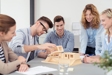 architektur-studenten schauen sich einen entwurf an