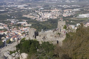 Obraz premium Overview of Castle of the Moors and Sintra cityscape and valley from the top of the hill, with people on the Castle's tower in the background