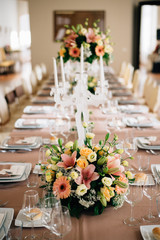 centrotavola floreale su tavola da pranzo