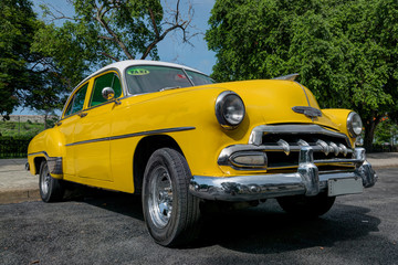 Obraz na płótnie Canvas Yellow cab in Havana