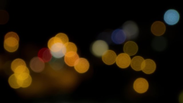 abstrakte Lichter einer Ampel und Laternen in der Nacht unscharf in Full HD