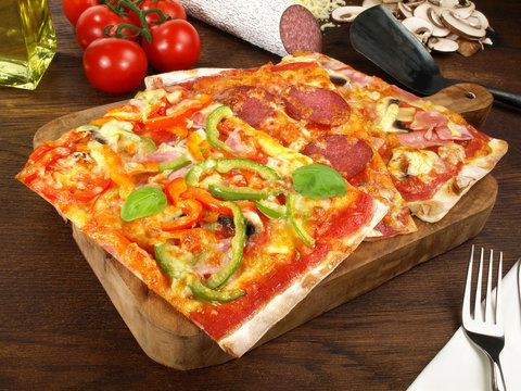 Pizzast&uuml;cke mit Schinken Salami und Paprika