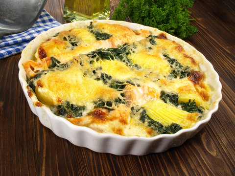 Kartoffelgratin mit Lachs und Spinat