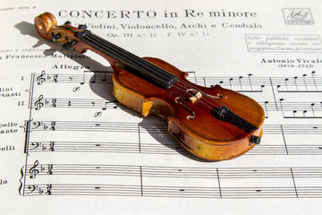 Naklejka premium violín sobre pentagrama