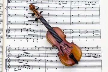 Naklejka premium Violín sobre pentagramas