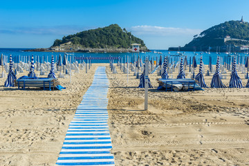 La playa de Ondarreta en un día soleado, San Sebastián (España)