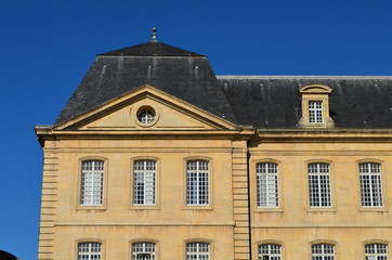 Fototapeta na wymiar Toiture et façade d'immeuble.