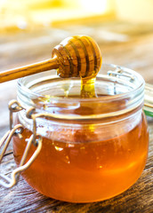 jar of honey - 90990361