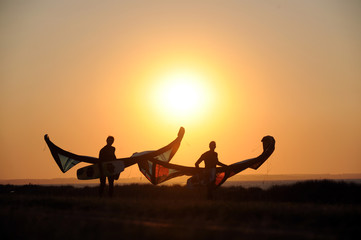Fototapeta na wymiar zwei kites im Gegenlicht