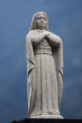 Fototapeta na wymiar Statue of a praying lady