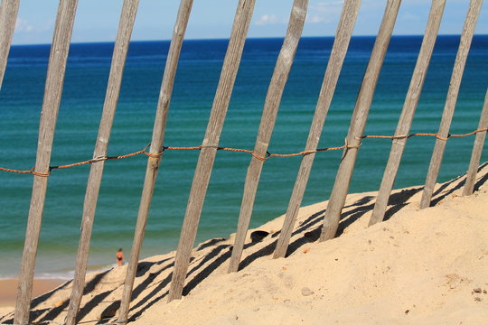 Vus sur la mer &agrave; travers la barri&egrave;re en bois sur la C&ocirc;te Atlantique