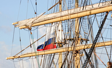 Obraz premium Un veliero battente bandiera russa