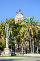 Fototapeta na wymiar Lampadaire devant l'Arc de Triomphe de Barcelone