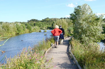 couple en promenade au lac des miroirs à Hardelot