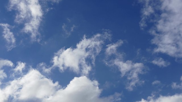 気持ちのいい青空に雲が左から右へ早く流れていくタイムラプス映像です。