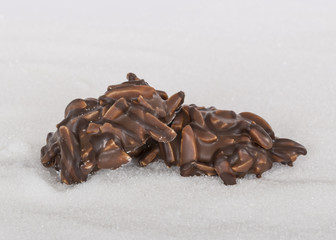 Honigprinte, Lebkuchen mit Schokoladenüberzug und Mandeln.Weihnachtsgebäck