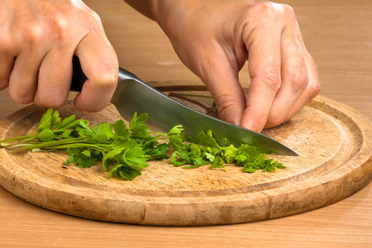 hands chopping parsley leaves