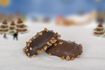 Nussprinte. Lebkuchen mit Schokoladenüberzug und Nüssen. Weihnachtsgebäck